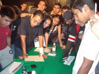 Alumnos de la UPIICSA durante una demostración con microsistema