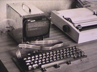 Computadora G3V2 en 1983 con pantalla integrada, lenguaje BASIC de coma flotante y procesador de textos en 80 columnas.